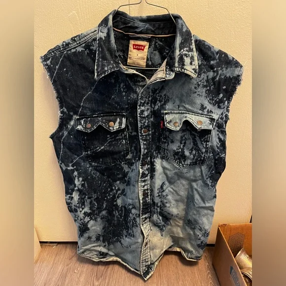Levi’s Distressed Vest Medium - Picture 2 of 2
